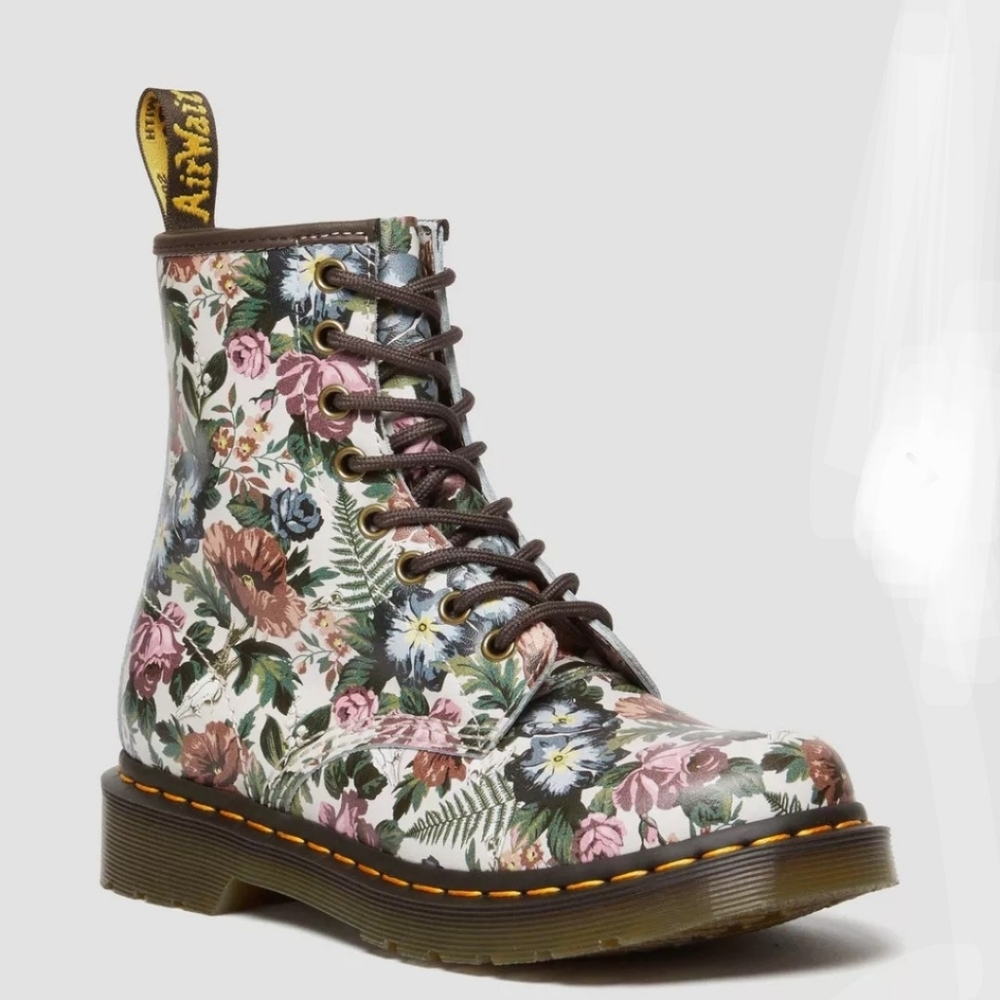 Dr. Martens.ENGLISH Garden Leather Lace Up Boots.
